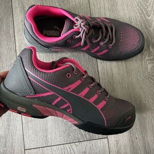 Women's Puma Steel Toe Work Shoe size 9.5,oil resistant.